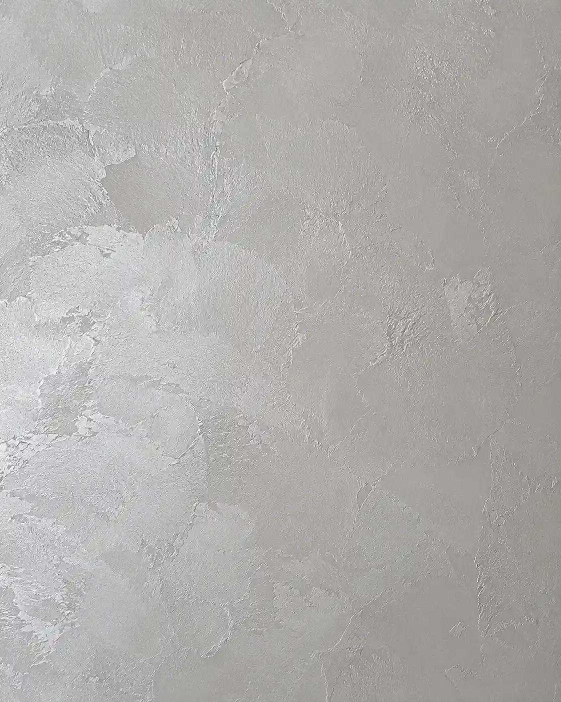 Metallic and pearl plaster texture sample in soft silver with a luminous, pearlescent sheen.